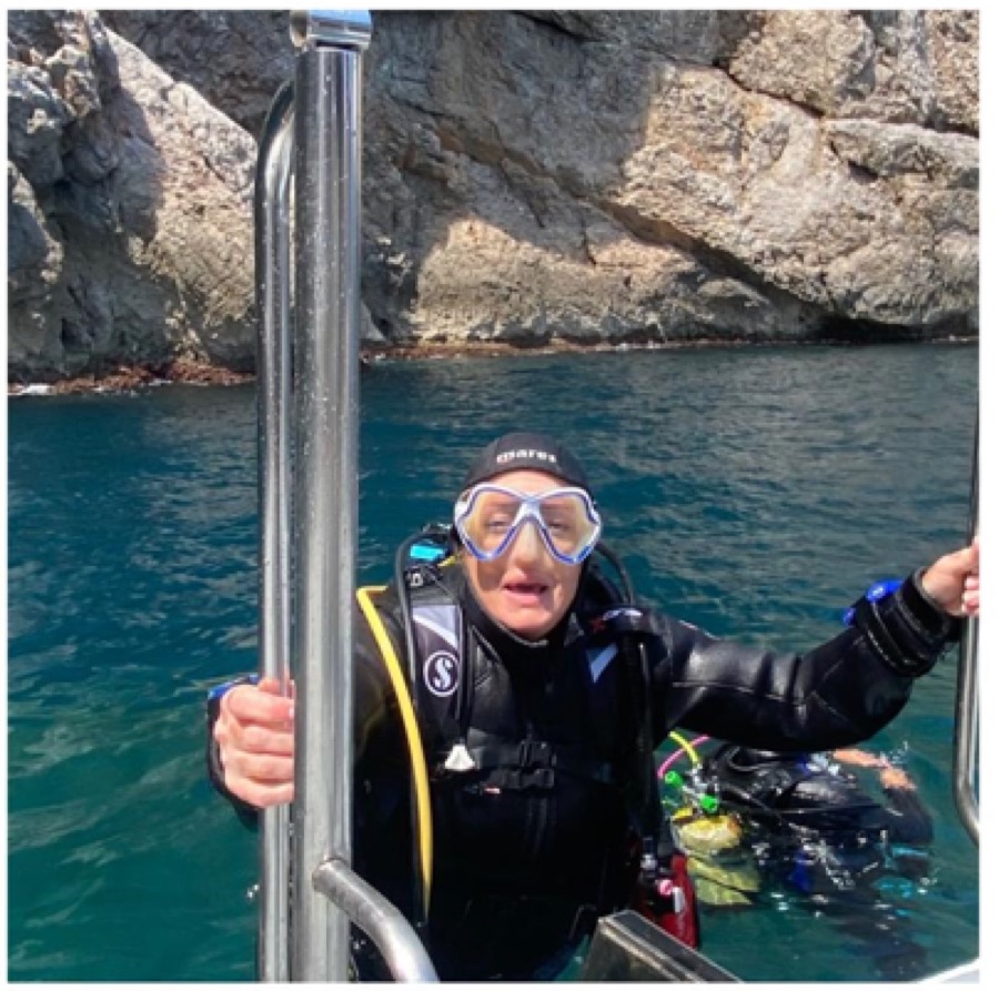 Plongeuse remontant sur le bateau après une plongée